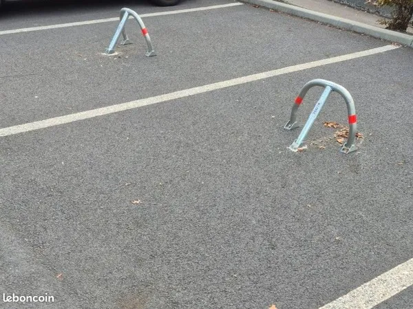 7 parkings extérieurs résidence privée avec barrière Stop car
