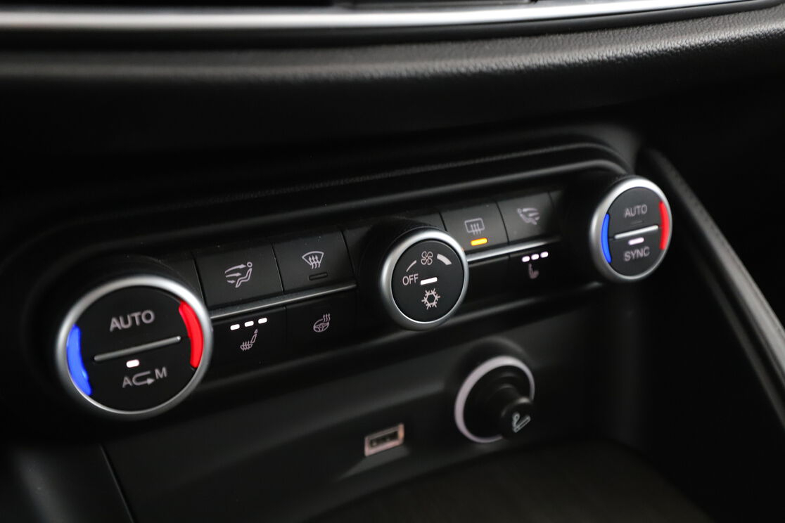 Alfa Romeo Stelvio 2.2 Diesel Q4 Super AT8 — photo 12