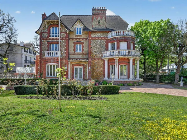 Maison 10 pièces 672 m²