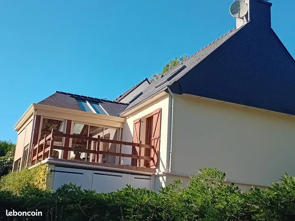 Maison de bourg avec garage pour camping car / grande véranda plein sud