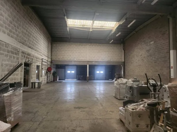 Entrepôt 1058 m²