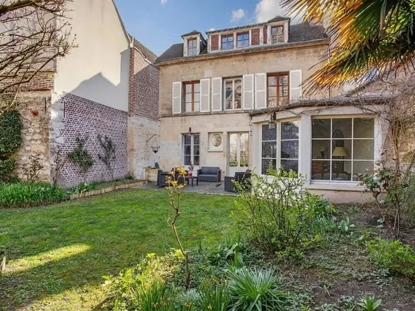 ELEGANTE MAISON FAMILIALE AVEC JARDIN