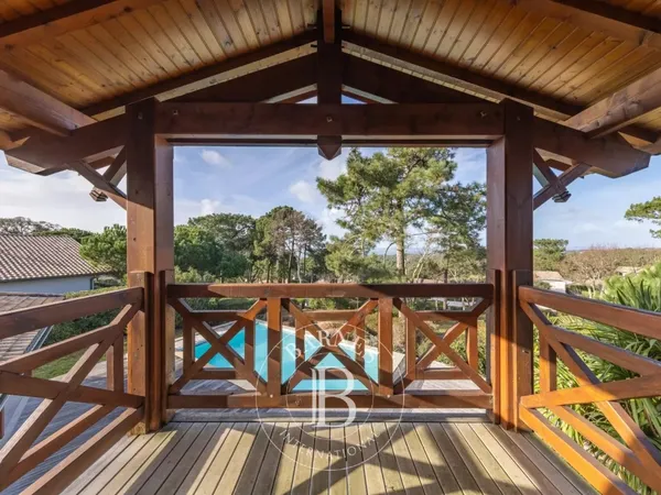VILLA D'EXCEPTION AU PYLA-SUR-MER AVEC PISCINE ET VUE PANORAMIQUE SUR LE BASSIN