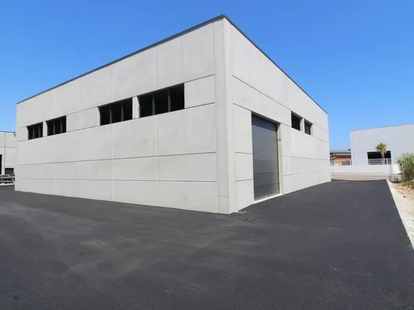 Batiment neuf parking en zone d'activité ou industrielle s