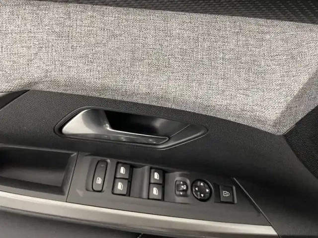 Peugeot 3008 hybrid 145 e-dcs6 — photo 32