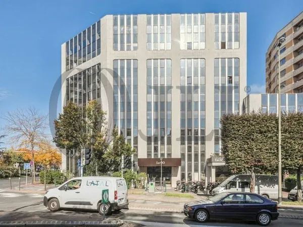 Bureau 593 m²