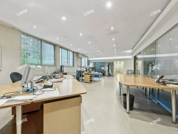Local 589 m²