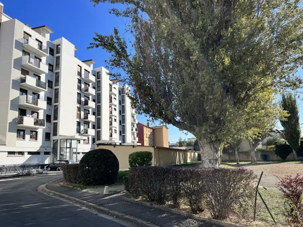 6eme et DERNIER ETAGE - PLEIN SOLEIL
