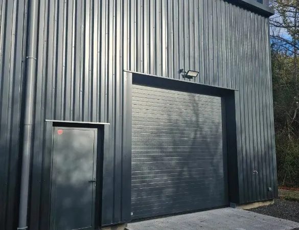 Local stockage pro 50 m² neuf charges comprises