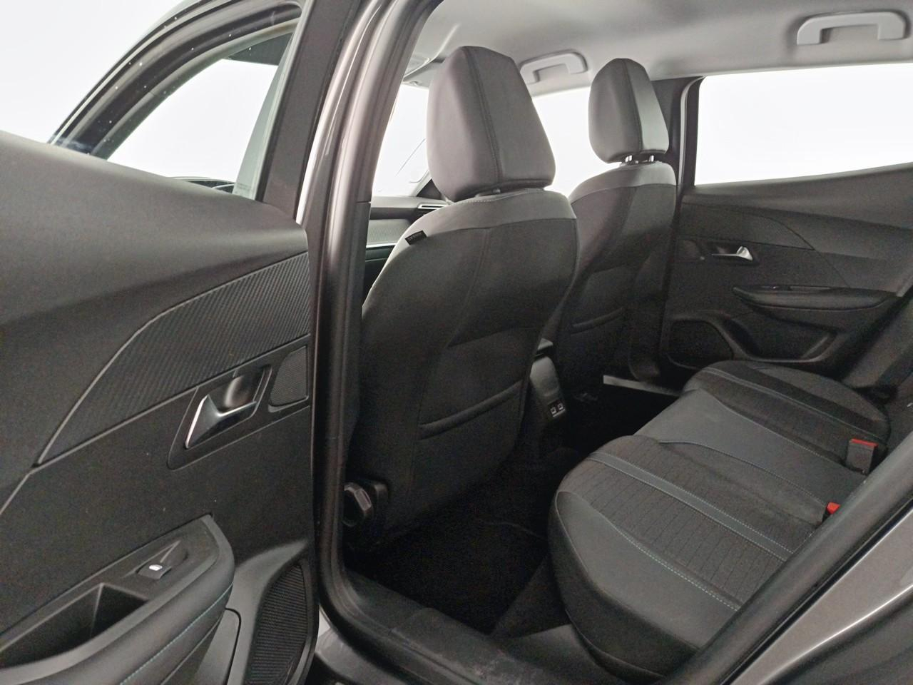 Peugeot 2008 puretech 130 s&s eat8 allure pack — photo 18