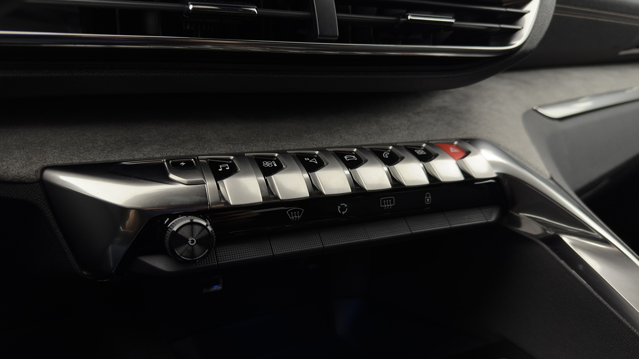 Peugeot 3008 Hybrid 225 e-EAT8 — photo 30