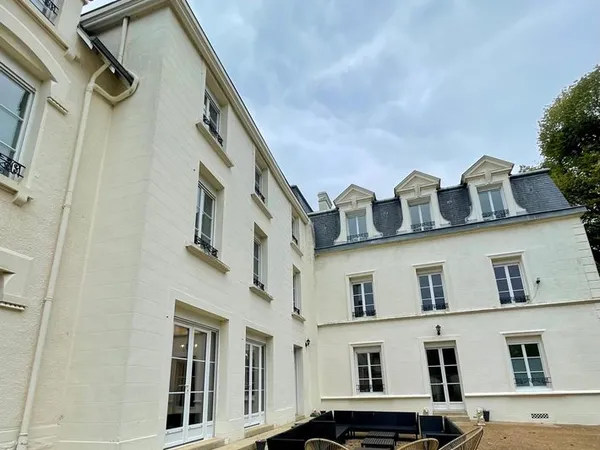 Demeure de caractère 418 m², piscine — Mamers