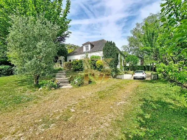 DELICATE, Maison dans le bourg de Francueil