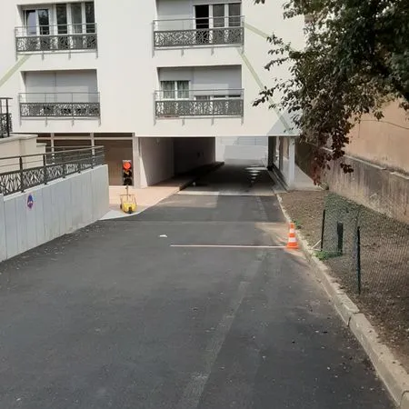 Garage fermé sous-sol route des romains