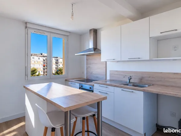 Lumineux duplex en dernière étage avec vue sur la Sarthe