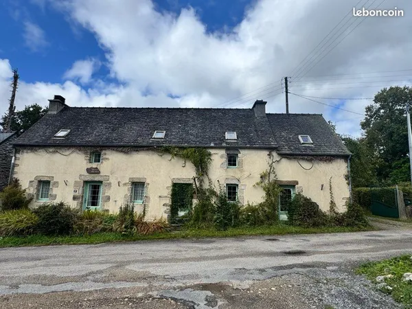 Longère en pierre dans un hameau au coeur des monts d'arrée