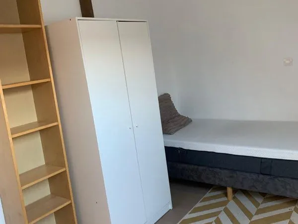 Chambre meublée