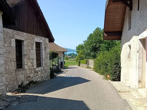 RARE : DUINGT / 500M DU LAC D'ANNECY Dans maison de caractere XIX ème appartement 80,5 m2 - entièrem