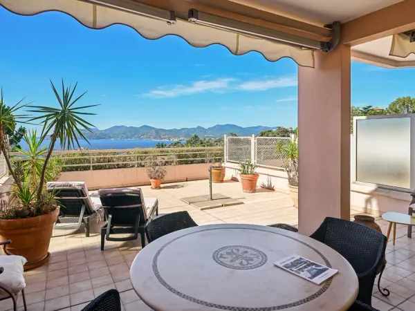 Cannes-Croix des Gardes, appartement 2 pièces, vaste terrasse de 50 m², pleine vue mer panoramique