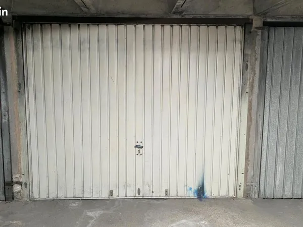 Garage fermé à louer - Vaulx-en-Velin