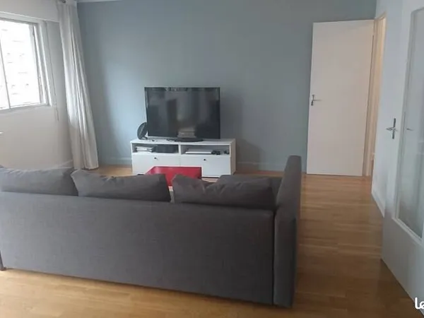 Très beau 2 pièces de 65 m² à Paris Nation au 4ème étage avec ascenseur, excellent état, balcon de 1