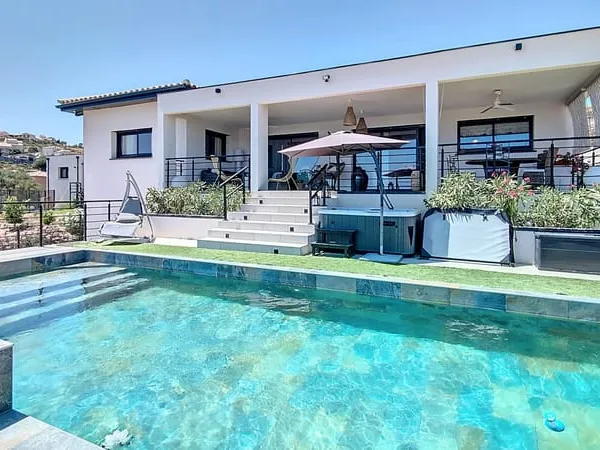 Villa de standing (Surface Pondérée 180 m²) - de plain pied - piscine 30,5 M² -3 chambres -Terrain 9