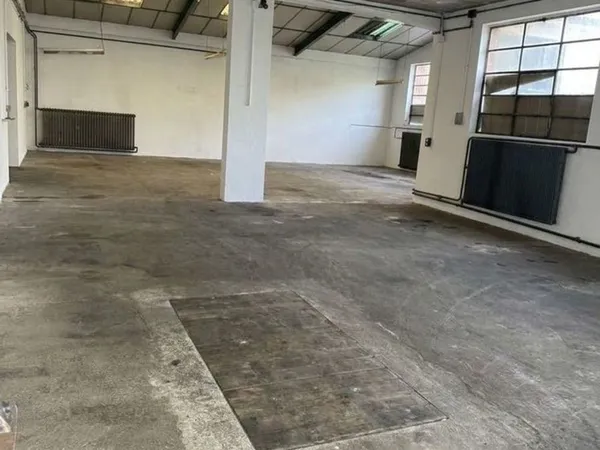 Grand espace de stockage sécurisé 140 m² €" Vaulx-en-Velin