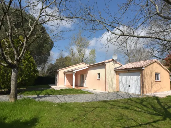 JOLIE MAISON DANS UN SUPERBE CADRE EN BORDURE DE GOLF