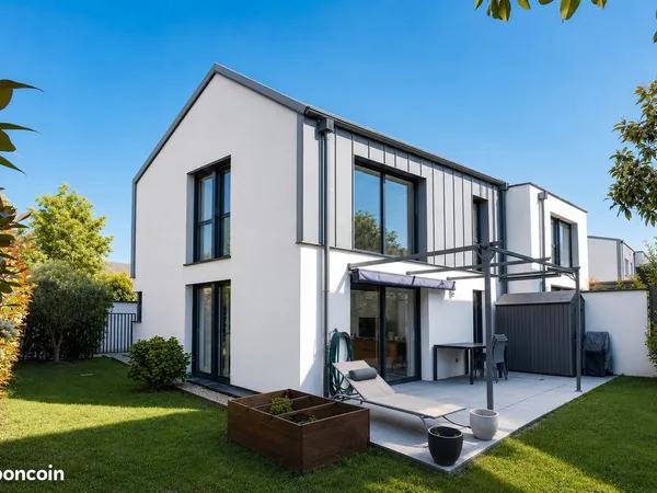Maison récente T6 140m2 avec jardin - Sous garantie - Bron centre - Quartier Mairie