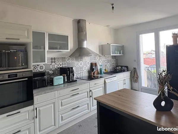 A louer maison T4 de 83 m2 centre d'Aizenay avec jardin, garage et 3 chambres