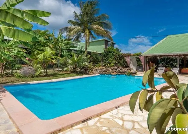 Sainte-Rose (Guadeloupe) — Propriété avec 5 gîtes, piscine sur 1 250 m²
