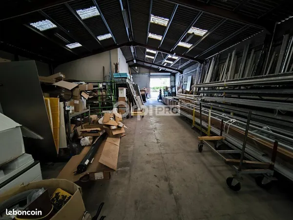 Bureau 700 m²