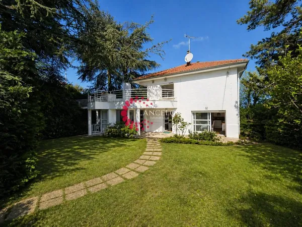 Maison 8 P de 220 m2 avec terrasse et jardin arboré de 1195