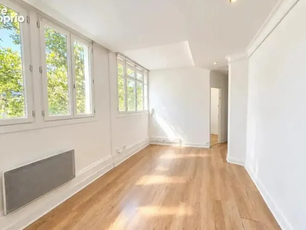 Place Marcel Sembat, à 50 mètres du métro, à vendre un local lumineux pour professions libérales au 
