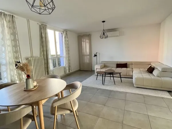 Appartement T3 rénové de 87m2 avec Parking privé et loggias