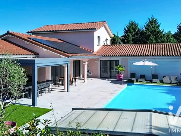 Maison 8 pièces 236 m²