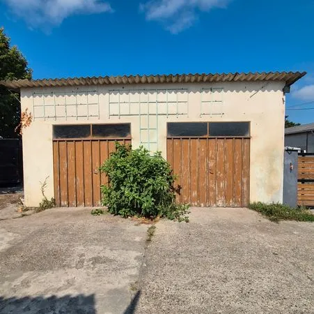 Local garage / atelier 56 m² -2 véhicules-double accès - Fosse de visite