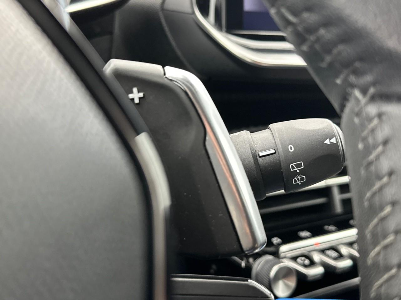 Peugeot 2008 puretech 130 s&s eat8 allure pack — photo 18