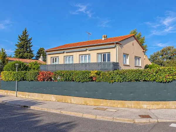 Haut de villa 100m2 avec garage, terrasse et jardin - La crau - à proximité des commodités