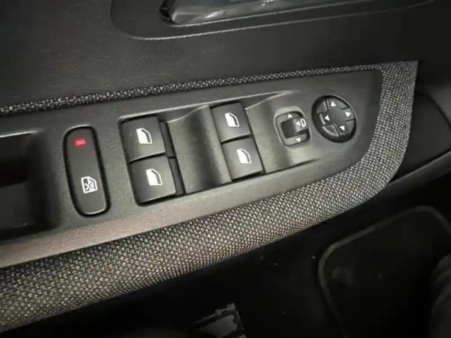 Peugeot 208 e- 136ch style — photo 8
