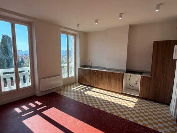 Appartement T2 refait à neuf + stationnement