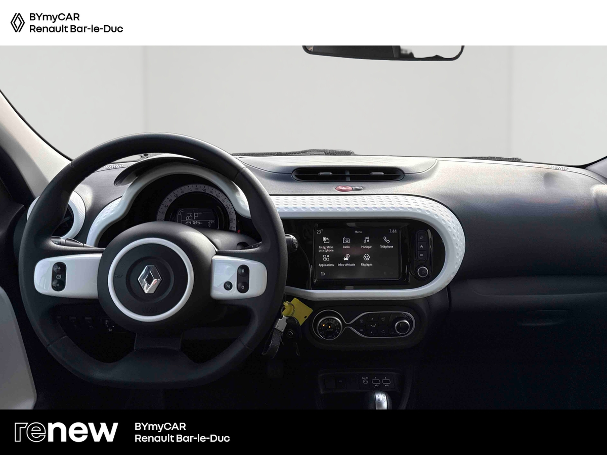 Renault Twingo III E-Tech — photo 9