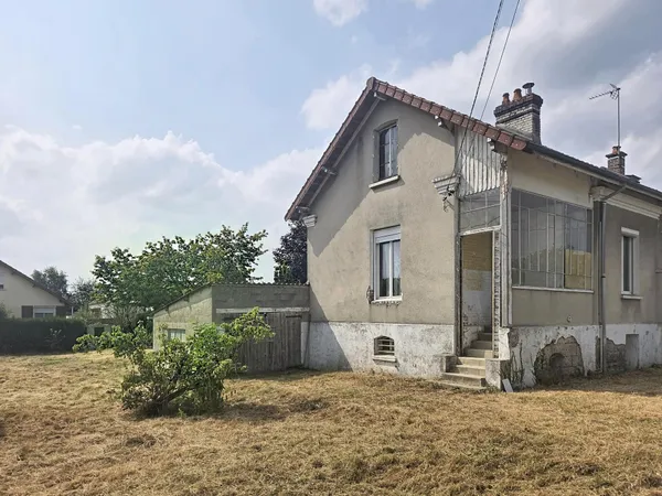 maison semi mitoyenne 3pièces avec jardin et garage à rénover, proche de toutes commodités, axe Sois