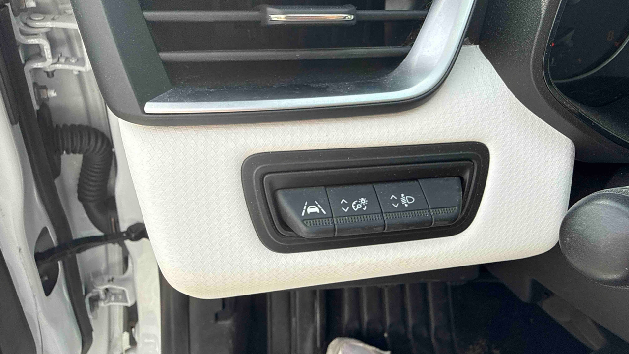 Renault Clio TCe 90 — photo 17
