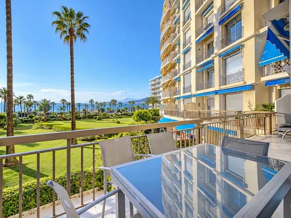 Cannes Croisette, élégant appartement de 125m2 avec terrasse et face à la Méditerranée.