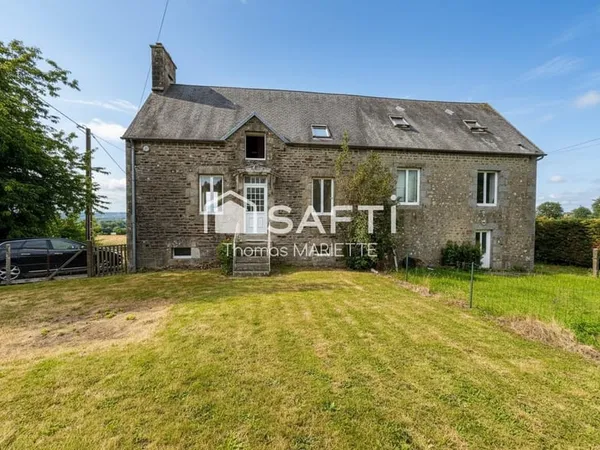 ✨ Entre Saint-Sever et Villedieu-les-Poêles, découvrez cet ensemble immobilier en pierre offrant deu