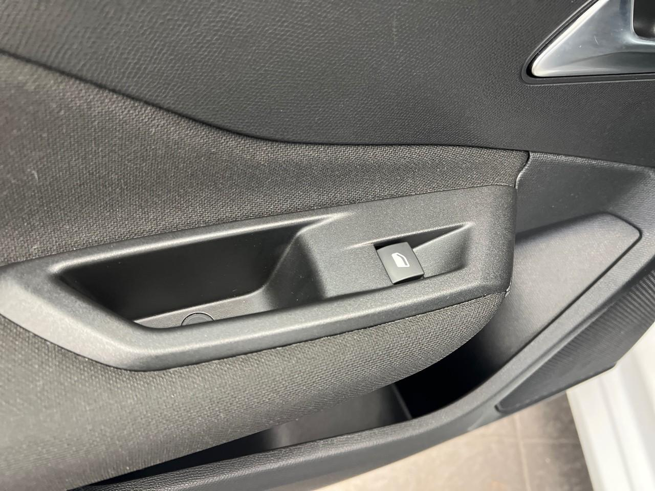 Peugeot 308 phev 180 e-eat8 active pack — photo 16