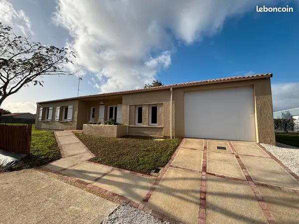 Plein pieds rénové ,4 chambres à 3 minutes de Chantonnay . Terrain 730 m2 . Pompe à chaleur et garag
