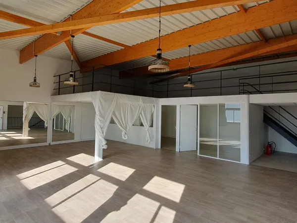 Local de bureaux 145m² + mezzanine + 5 parkings