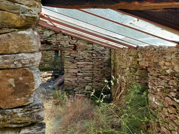 Terrain de loisirs 12 218 m² avec ancienne clède en pierre - Saint-André-de-Valborgne